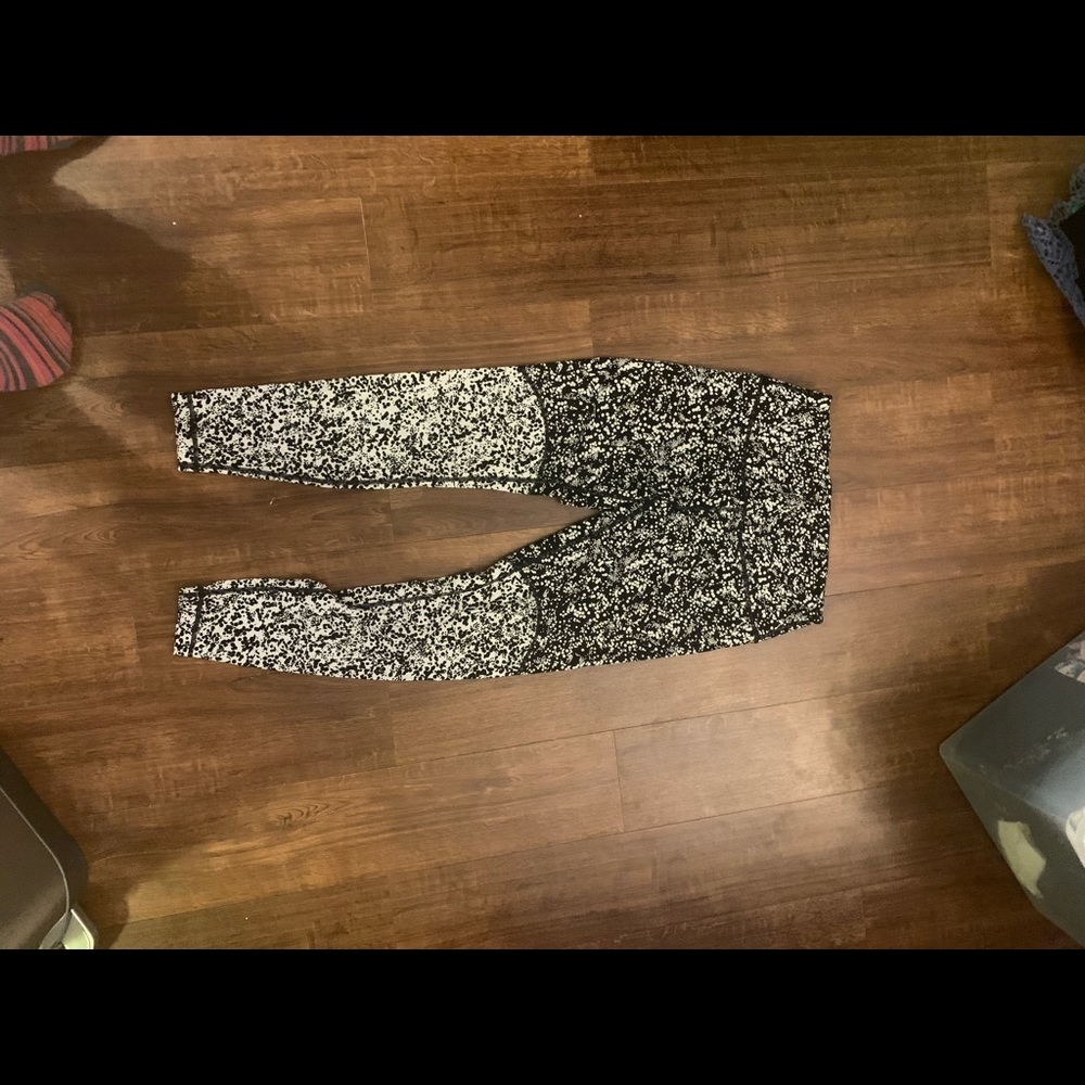 Black and white lululemon leggings